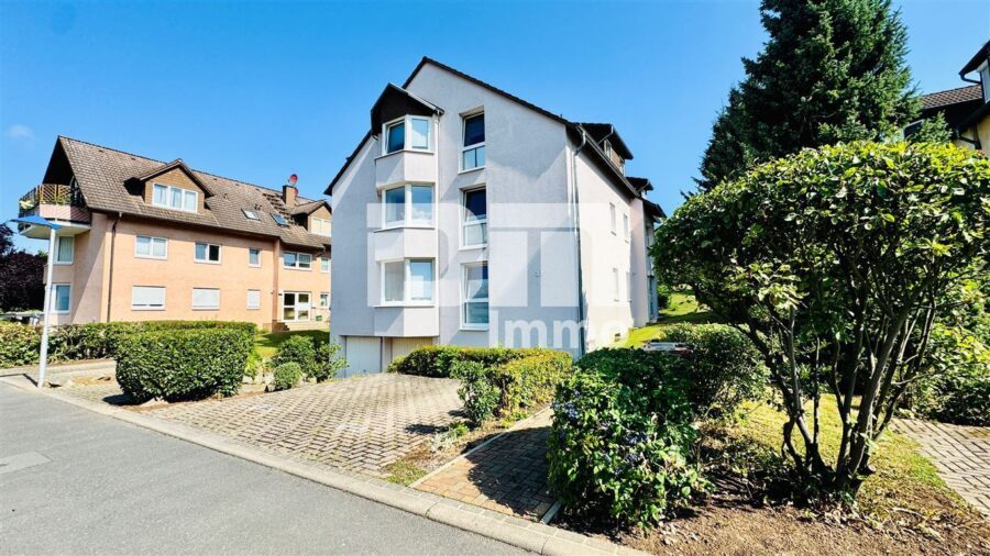 (R)erserviert!!!Exklusive Dachgeschosswohnung mit Balkon & Garage in gefragter Lage der Eichwaldsiedlung - Zufahrt Garage / Zuweg Haupteingang